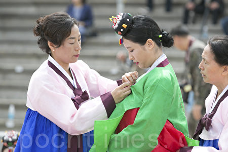 5月15日，韩国首尔市在南山韩屋村举行第45届韩国传统成年节仪式。韩国的成年节定为每年五月第三个星期一。 （全景林／媒体）