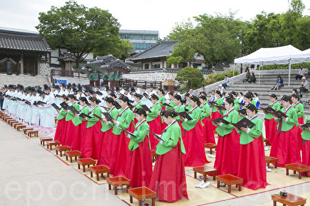 5月15日，韩国首尔市在南山韩屋村举行第45届韩国传统成年节仪式。韩国的成年节定为每年五月第三个星期一。 （全景林／媒体）